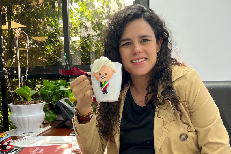 Luisa María Alcalde sosteniendo una taza de AMLO