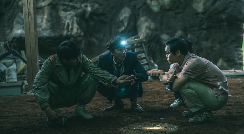 Tres hombres en una cueva oscura