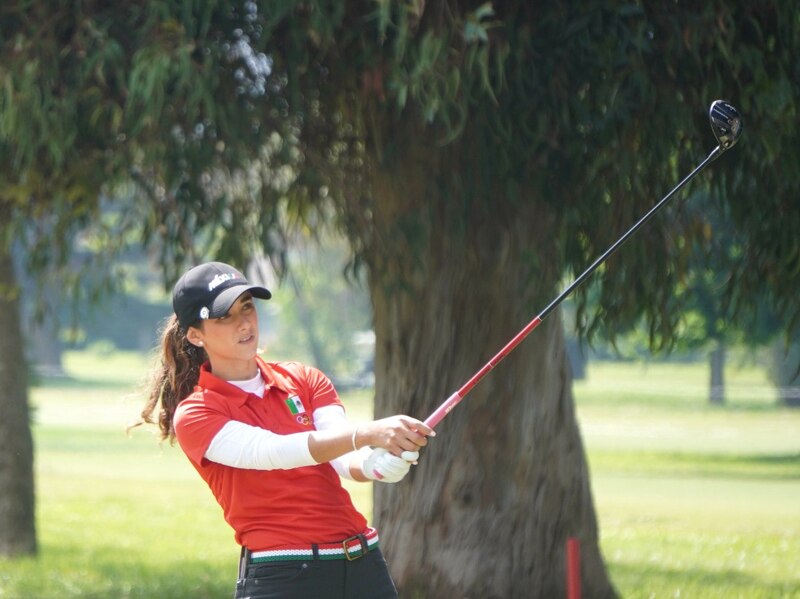Golfista mexicana en acción
