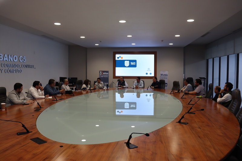 Funcionarios en mesa de trabajo analizan medidas de seguridad para estaciones del SITEUR