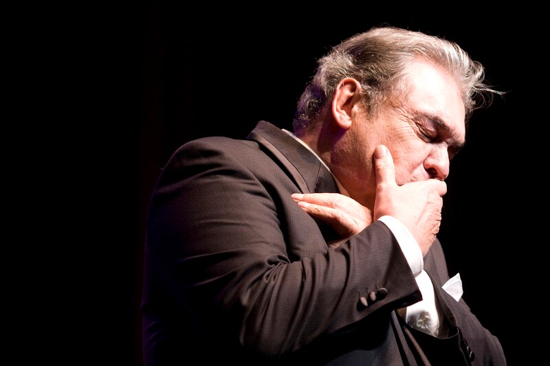 El cantante español Raphael se presenta en concierto.
