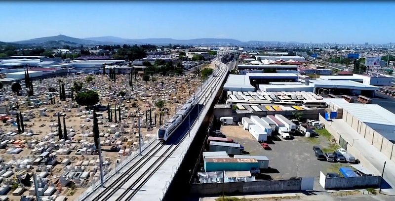 Vista de los trabajos en las vías férreas del proyecto Querétaro-Irapuato, parte del plan de trenes de pasajeros que inicia en julio de 2025.