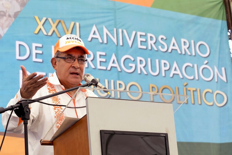 El líder político pronuncia un discurso ante una multitud.