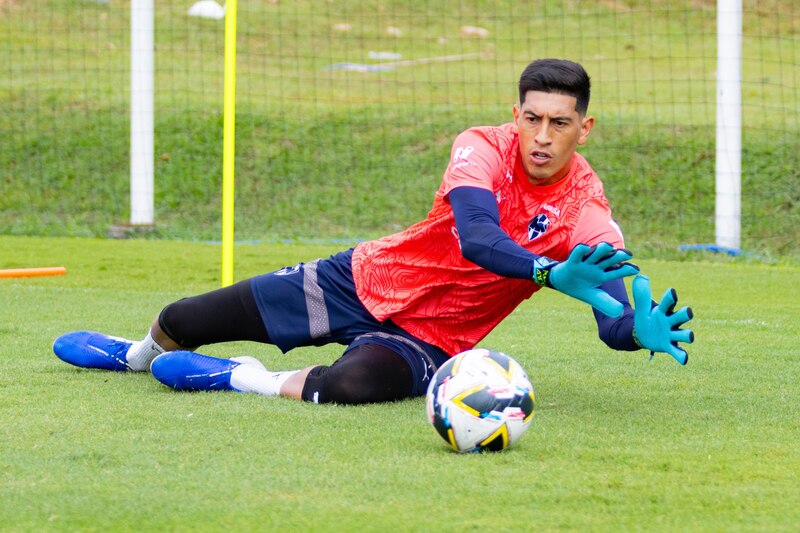 El portero del América, Óscar Jiménez, durante un entrenamiento del equipo.