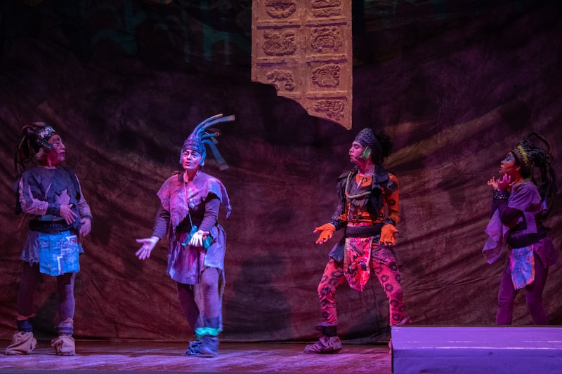 Actores vestidos con trajes extravagantes representan una obra de teatro