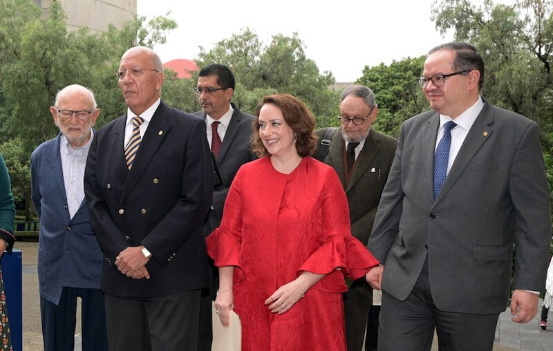 La Jefa de Gobierno, Claudia Sheinbaum, acompañada del Secretario de Educación, Ciencia, Tecnología e Innovación, José Mustre de Jesús, así como de los Diputados Federales, encabezados por el Diputado Mario Delgado Carrillo, durante la ceremonia de entrega de la Medalla al Mérito en Ciencias "Dr. Manuel Noriega Morales" 2019, en el Salón Juárez del Antiguo Palacio del Ayuntamiento.