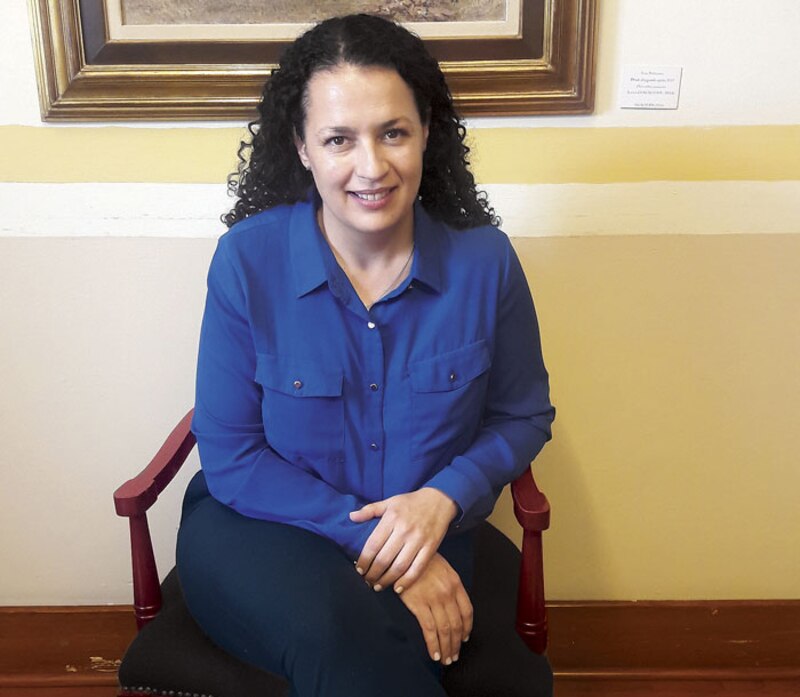La mujer en la silla roja
