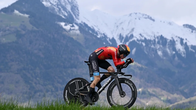 Ciclista contrarreloj en una etapa de montaña