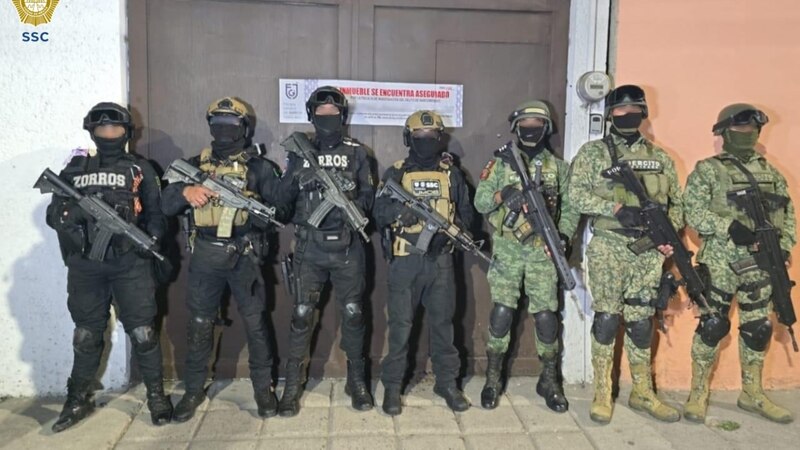 Policías mexicanos fuertemente armados