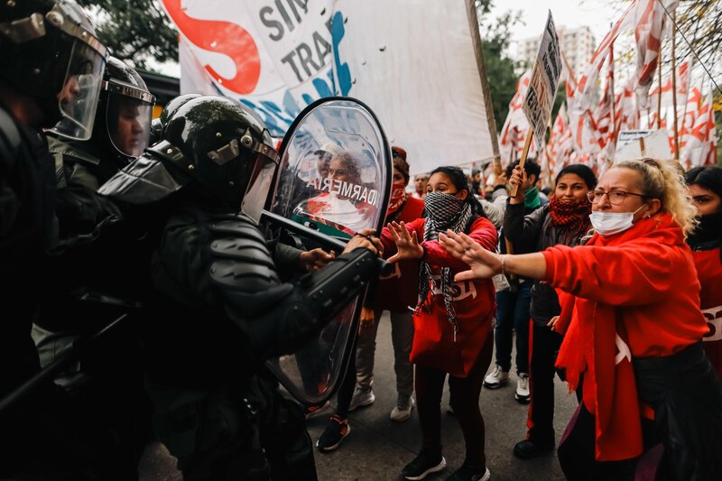 Enfrentamientos entre manifestantes y policías en una protesta