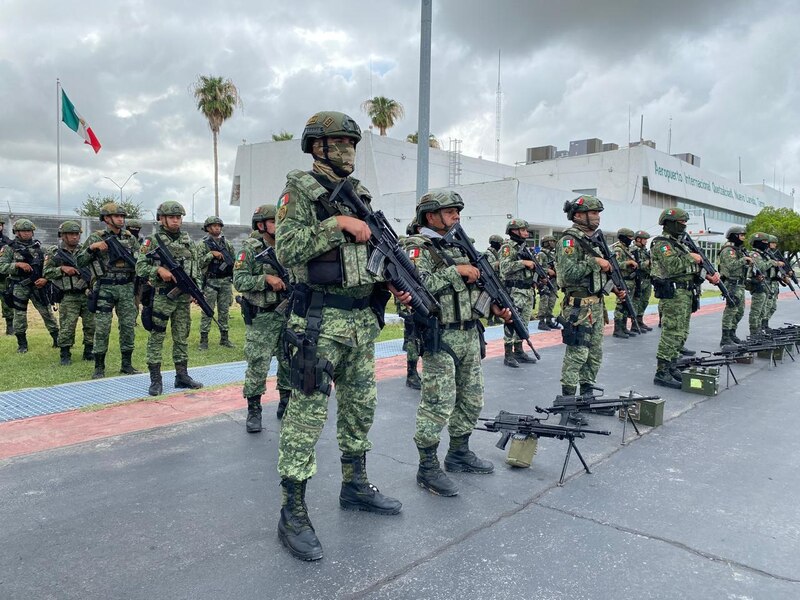 Soldados mexicanos resguardan el aeropuerto de la Ciudad de México