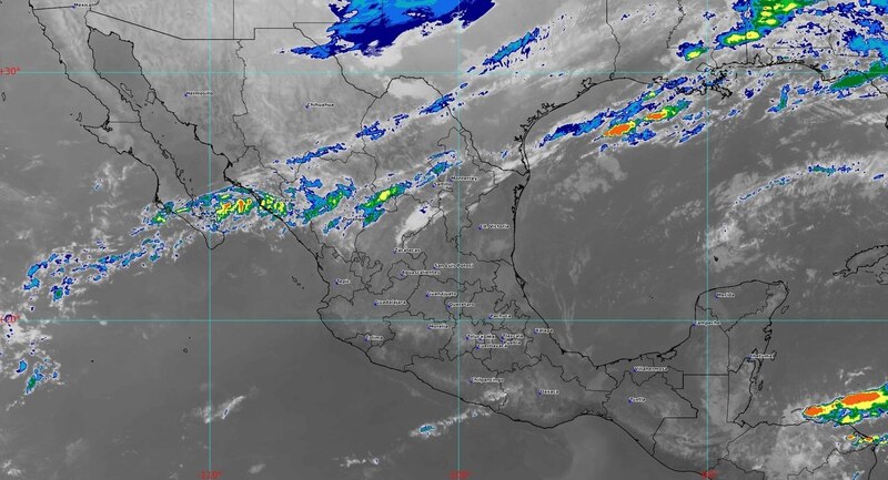 Imagen satelital del tope de nubes del frente frío 14 sobre México, mostrando áreas con lluvias intensas y condiciones meteorológicas severas
