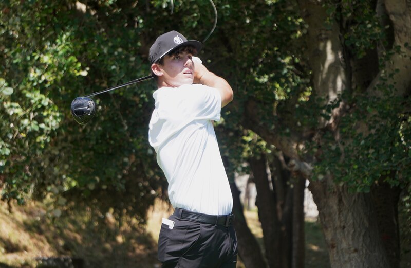 Golfista masculino joven jugando un torneo