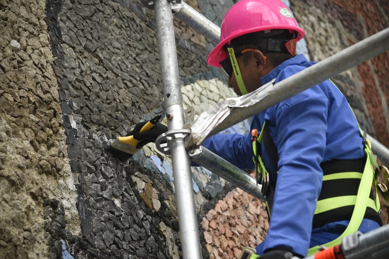 Restauración de un mosaico en la Ciudad de México