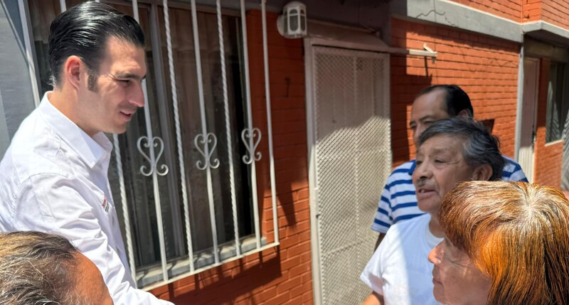 Candidato político saluda a sus electores