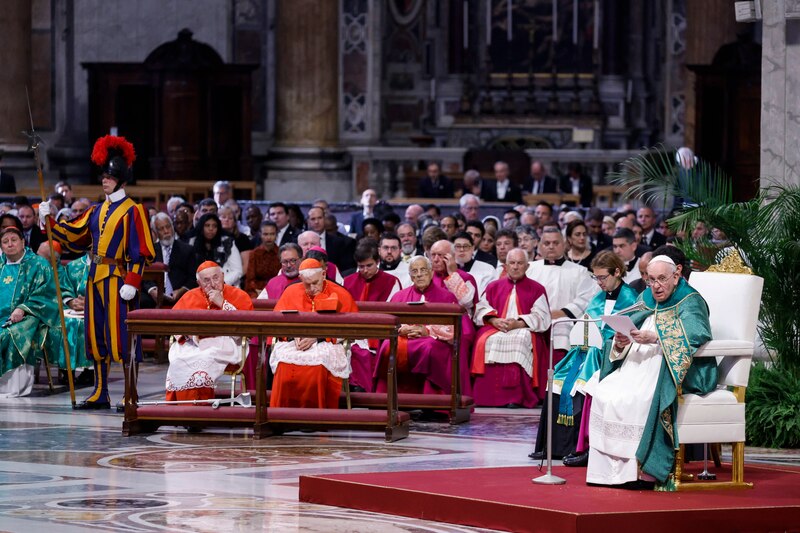 El Papa Francisco preside una ceremonia en la Basílica de San Pedro