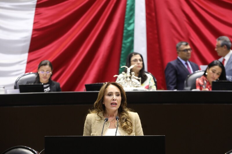 La diputada Margarita Zavala da un discurso en el Congreso de la Unión.