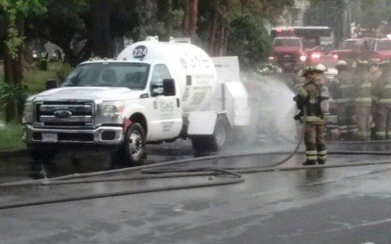 Bombero apaga incendio en camión de gas