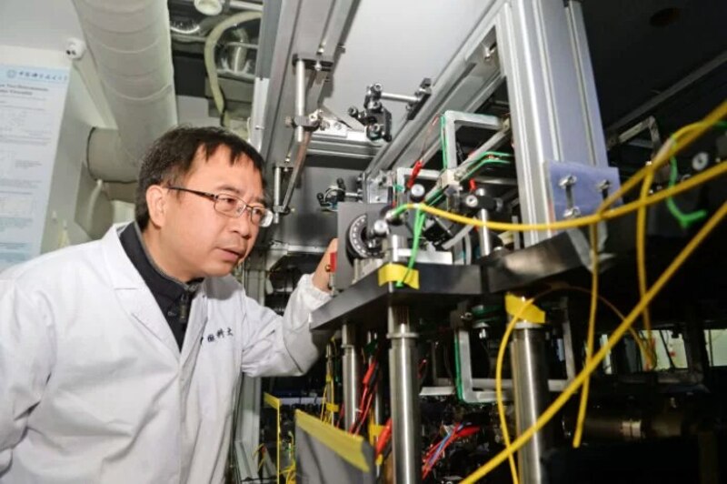 Científico trabajando en un experimento de física cuántica.
