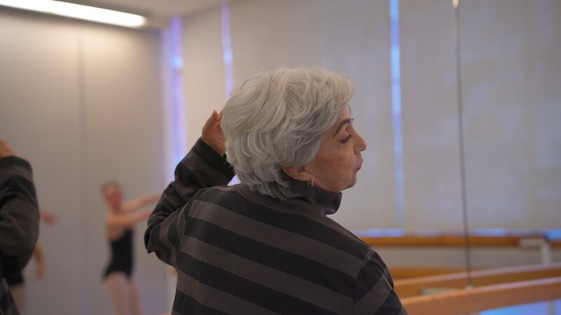 La maestra Arcelia de la Peña dando una clase de ballet