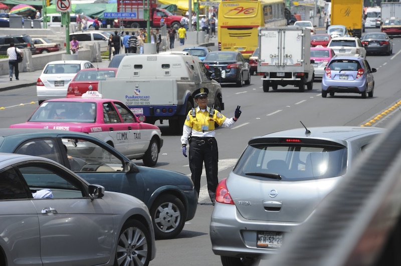 Una Policía de Transito de la SSP CDMX agiliza el transito sobre avenida Eje Central, muchos de estos oficiales arriesgan su vida ante los peligros que implica estar en medio del tráfico y conductores que no respetan las leyes.