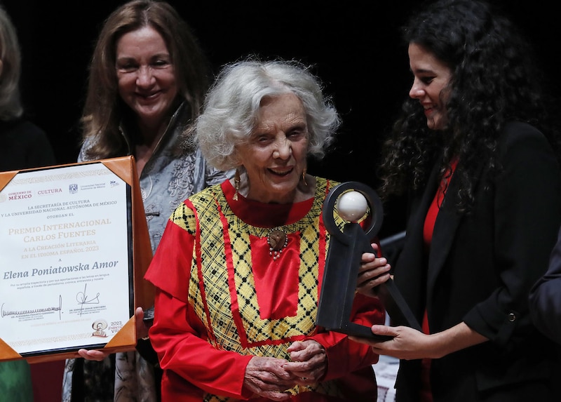 Elena Poniatowska recibe el Premio Internacional Carlos Fuentes