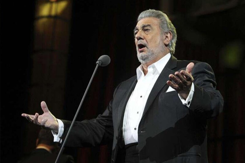 Plácido Domingo cantando en concierto