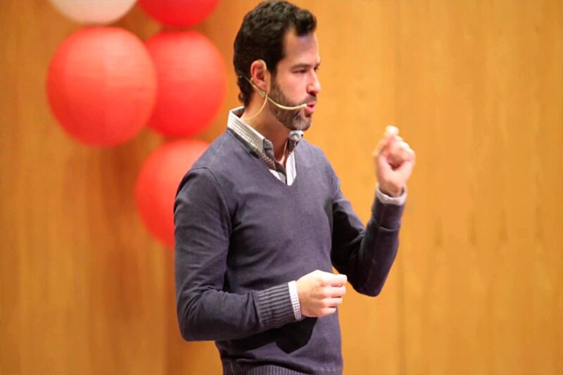 El conferencista está dando una charla sobre el futuro del trabajo.