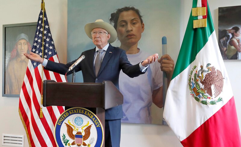 El embajador de Estados Unidos en México, Ken Salazar, da un discurso.