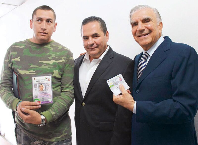 El gobernador entrega credenciales a nuevos notarios