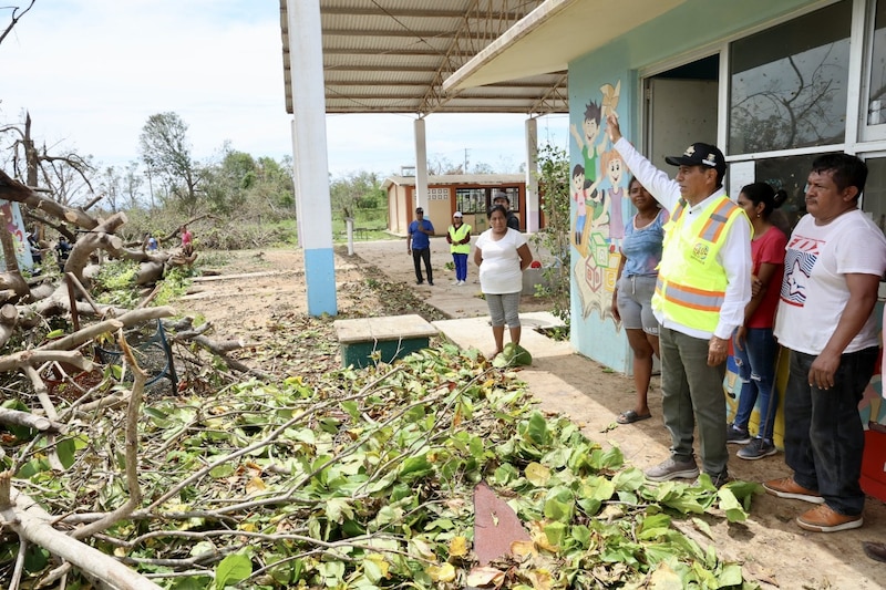 Pie de foto: el gobernador de Oaxaca, Salomón Jara, recorre las zonas afectadas por el Huracán Érick