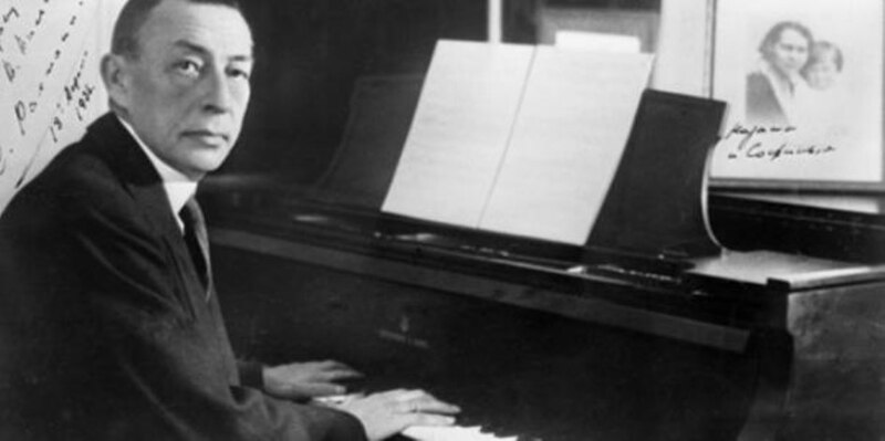 El compositor Igor Stravinsky sentado al piano