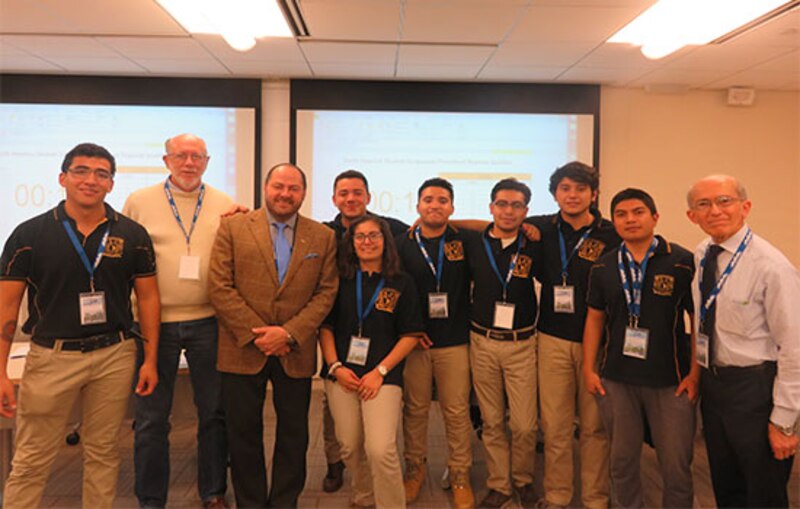 Estudiantes de la Universidad de Puerto Rico en Arecibo junto a profesores y el presidente de la universidad.