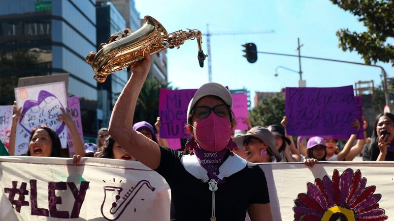 Mujeres protestan en las calles por sus derechos