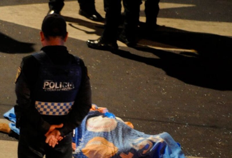 Policía investiga muerte de hombre en la calle