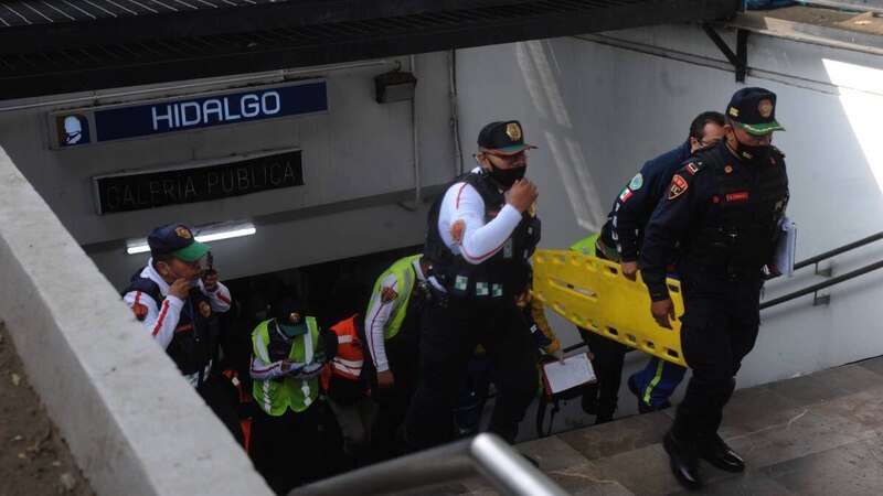 Rescatistas atienden a un herido tras el desplome de un tramo de la Línea 12 del Metro de la Ciudad de México