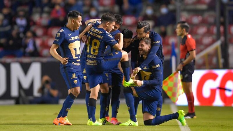 Jugadores de fútbol celebrando un gol