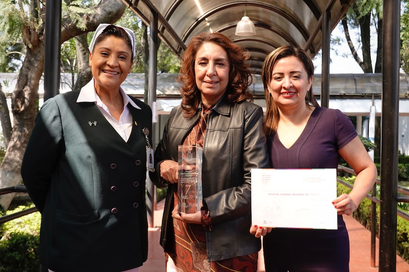 Entrega de premio a personal de salud por su labor en higiene de manos