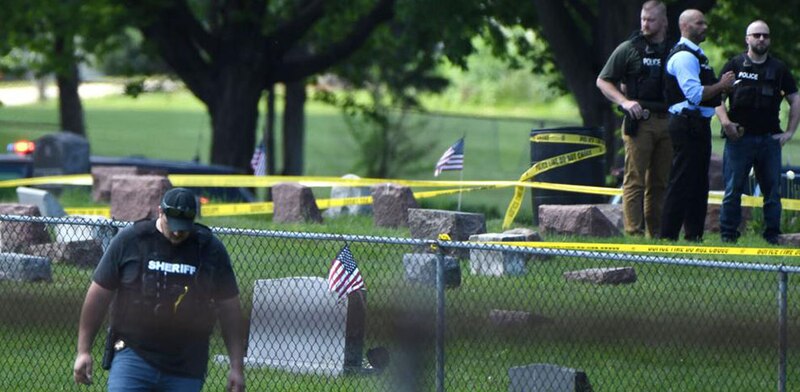 La policía investiga un tiroteo en un cementerio