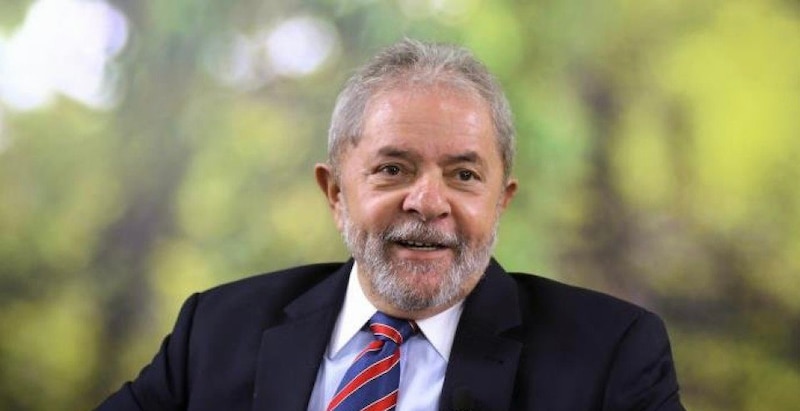 El presidente electo de Brasil, Luiz Inácio Lula da Silva, sonríe durante una entrevista.