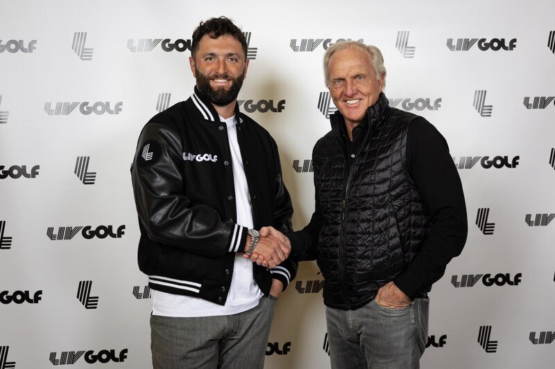 Presentación del nuevo jugador de LIV Golf, Dustin Johnson, junto al CEO Greg Norman