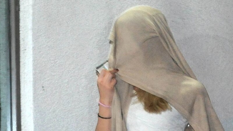 Mujer se cubre el rostro con una tela