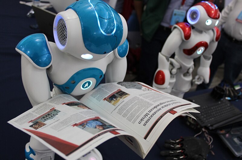 Un robot lee un periódico