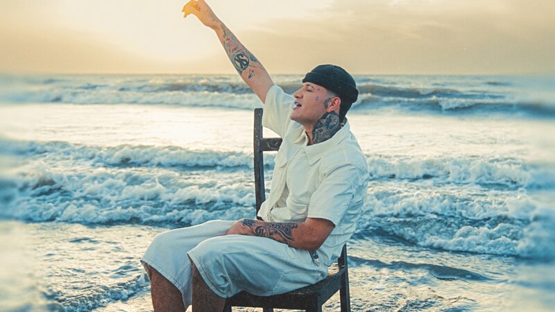 El cantante urbano Nicky Jam disfruta del atardecer en la playa