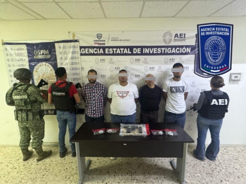 Cinco detenidos escoltados por agentes tras su captura en Chihuahua