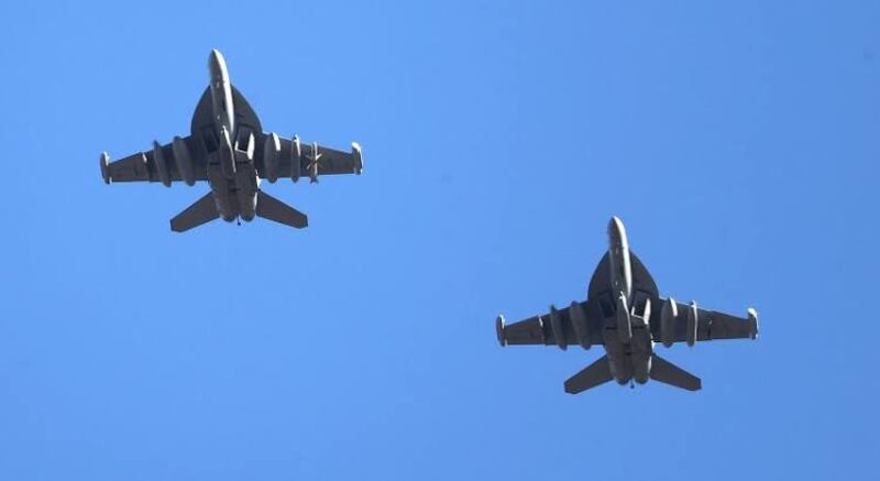 Dos aviones de combate F/A-18 Hornet de la Armada de los Estados Unidos vuelan en formación sobre el Océano Pacífico.