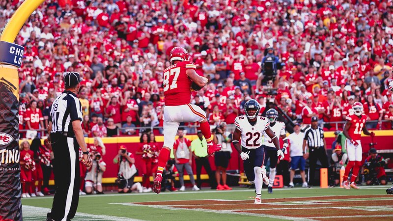 El jugador de los Chiefs, Clyde Edwards-Helaire, anota un touchdown contra los Broncos.