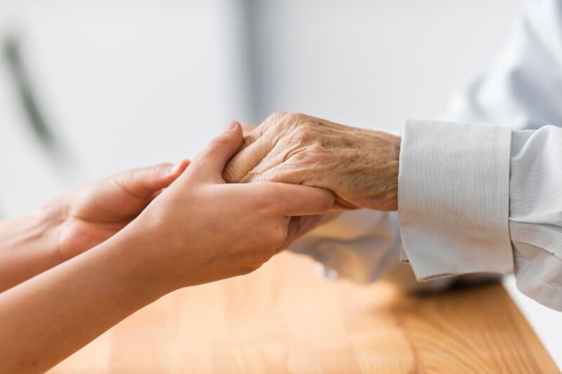 Cuidados paliativos: una mano amiga en el final de la vida