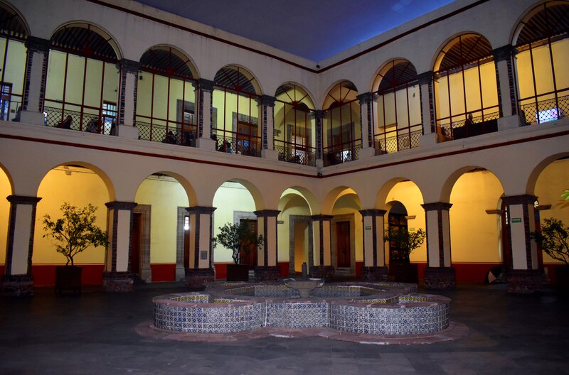 Hermoso patio colonial con arcos y fuente