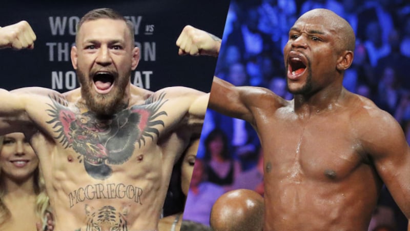 Conor McGregor y Floyd Mayweather se enfrentan en el ring